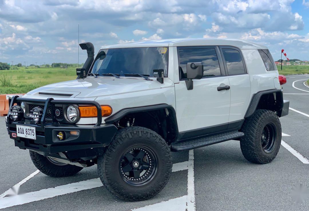 Sell Pearl White Toyota Fj Cruiser in Manila 773395