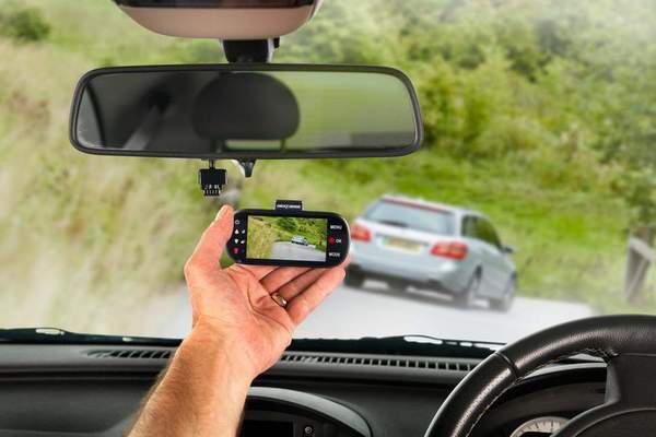 How to install a dash camera for your car in 7 steps