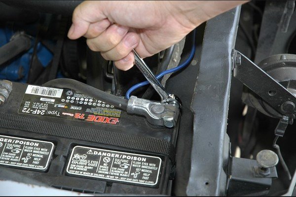 How to Tighten a Car Battery  