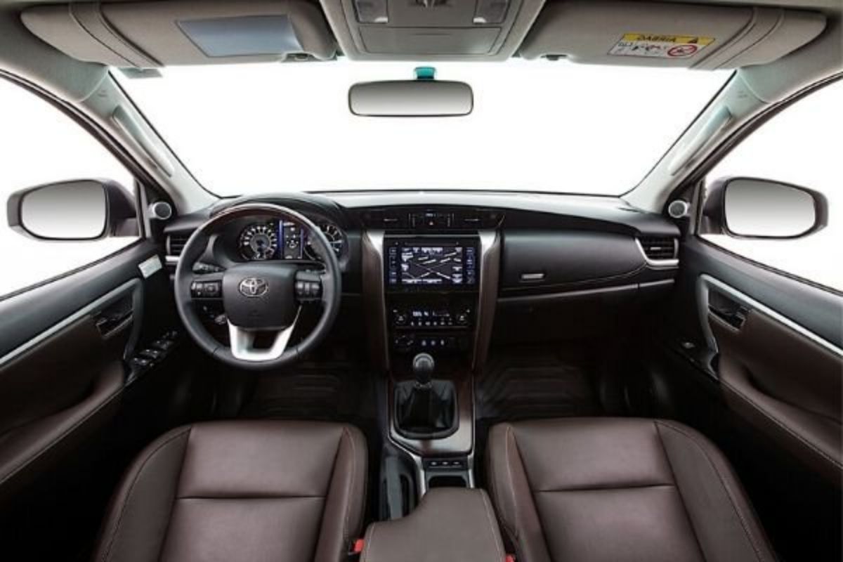 Fortuner G interior