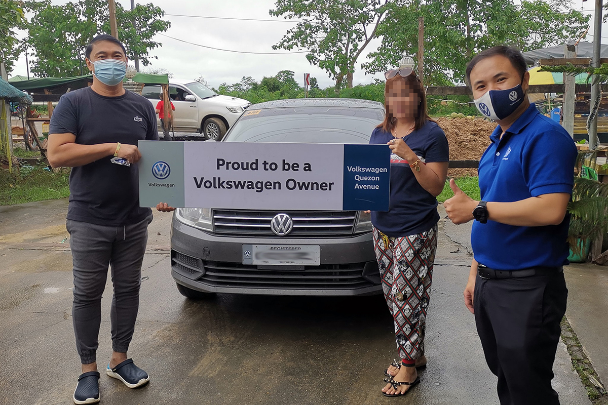 This Volkswagen dealer traveled over 400 km to deliver a Santana MT
