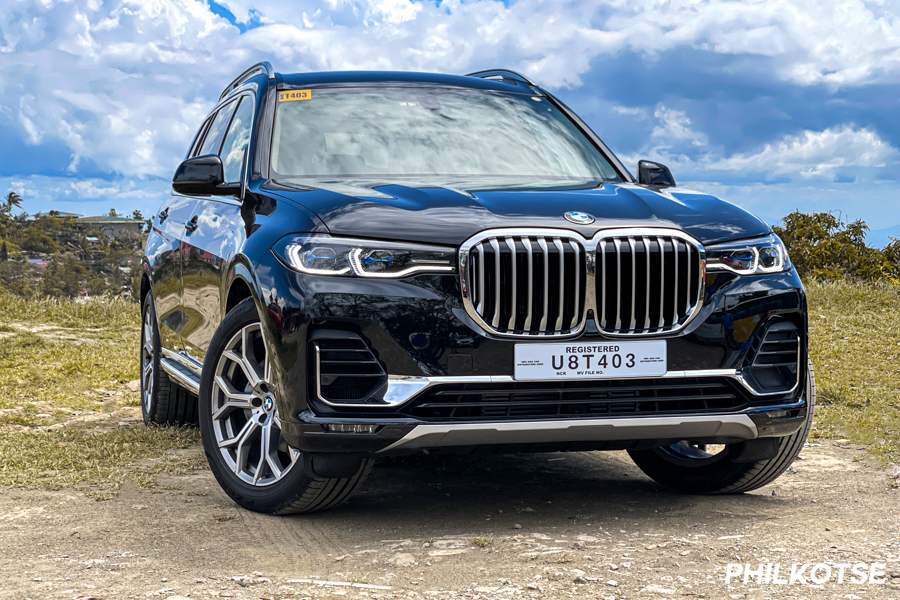 2021 BMW X7 front profile shot