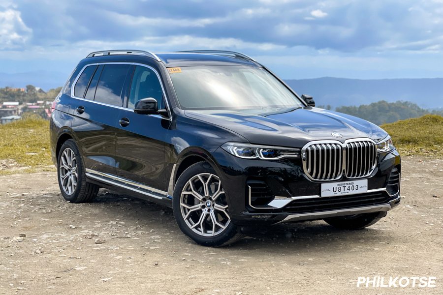 2021 BMW X7 front profile shot