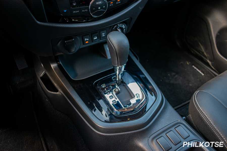 A picture of the 2021 Navara's gear shift lever