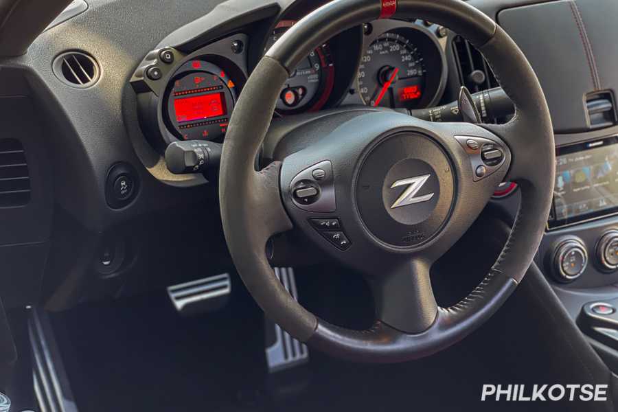 A picture of the Nissan 370Z Nismo's steering wheel