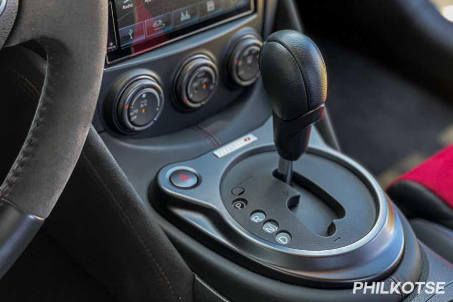 A picture of the Nissan 370Z Nismo's gear shift lever