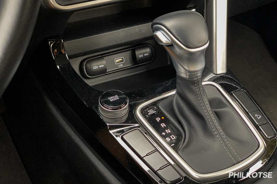 A picture of the Kia Seltos' gear shift lever surrounded by piano black plastic