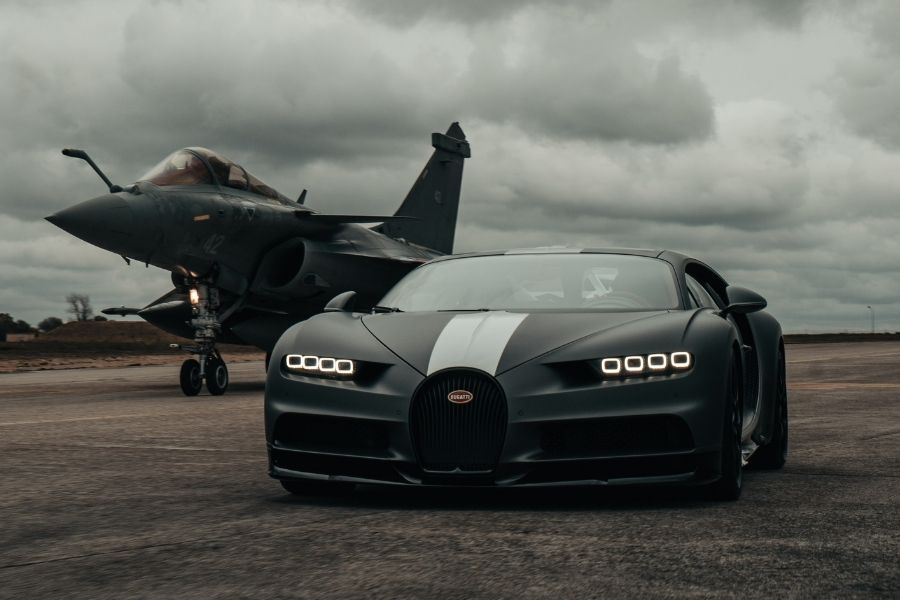 Can the mighty Bugatti Chiron Sport beat a French fighter jet?  