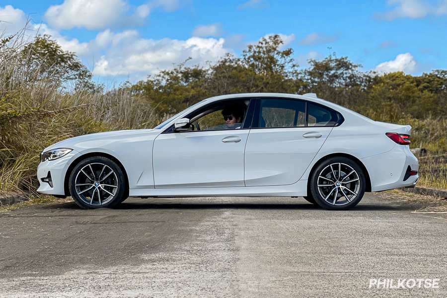 A picture of the BMW 318i Sport's side 