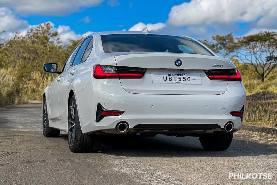 A picture of the BMW 318i Sport's rear end