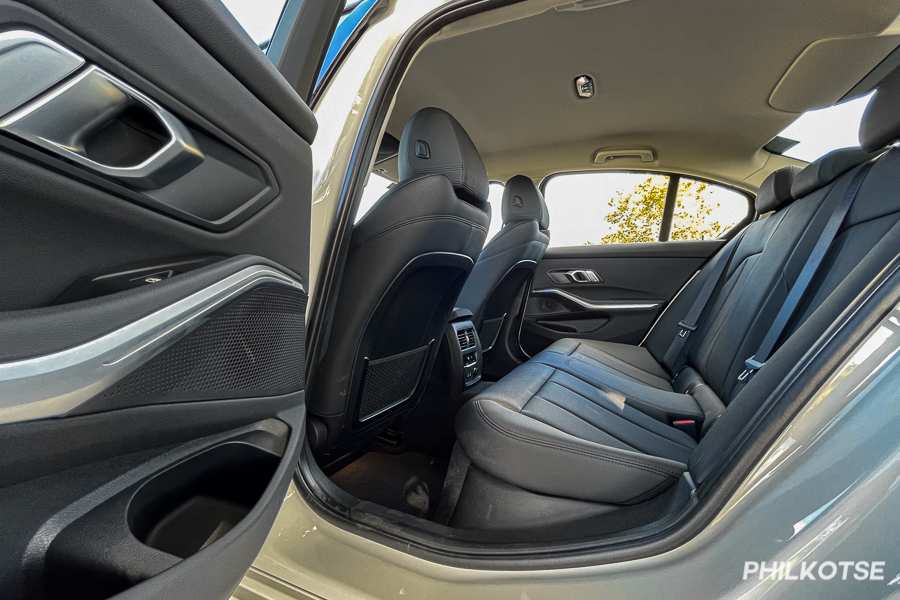 A picture of the BMW 318i Sports' rear cabin