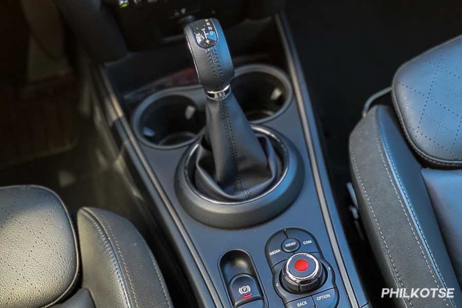 A picture of the Countryman Cooper S' gear shift lever