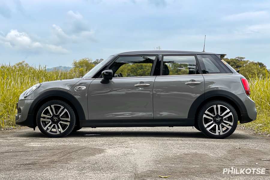 A picture of the Mini Cooper S 5-Door's side profile