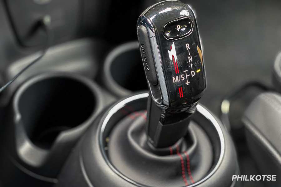 A picture of the Mini Cooper S 5-Door's gear shift lever