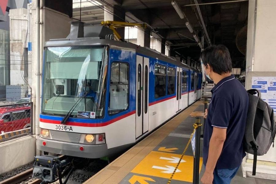 DOTr offers free train rides for vaccinated APORs