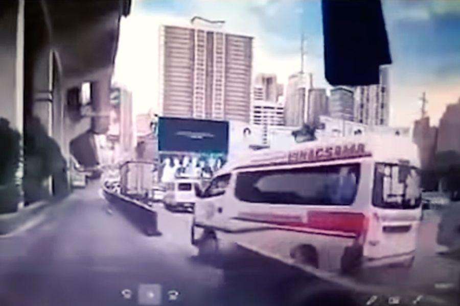 Ambulance meets accident as it enters EDSA carousel bus lane 