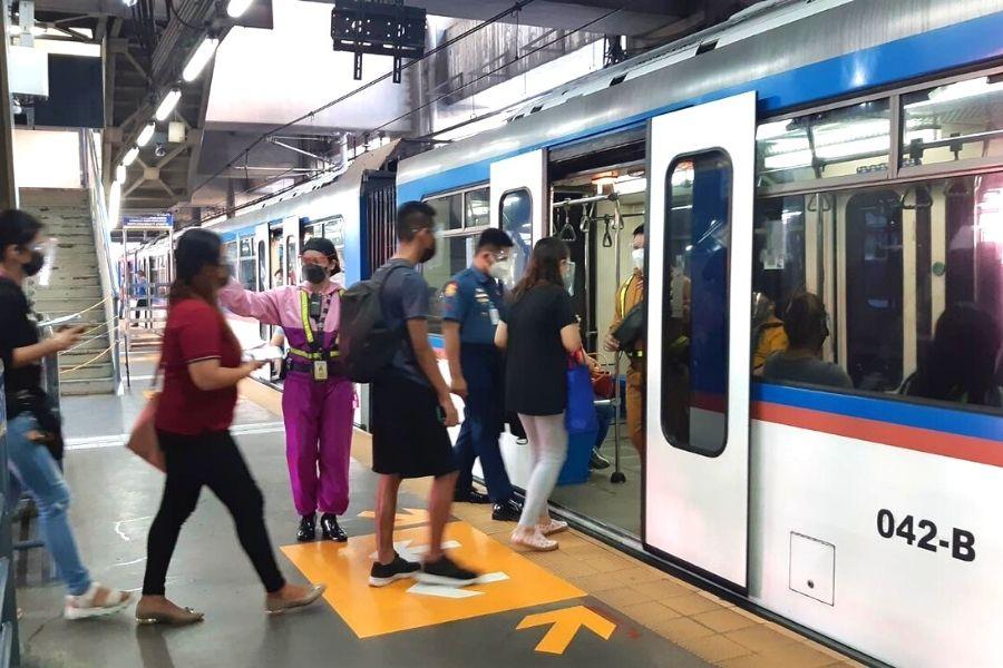 DOTr extends free train rides for vaccinated APORs