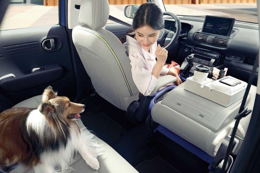 Hyundai Casper folding front seats are perfect for in-car dining