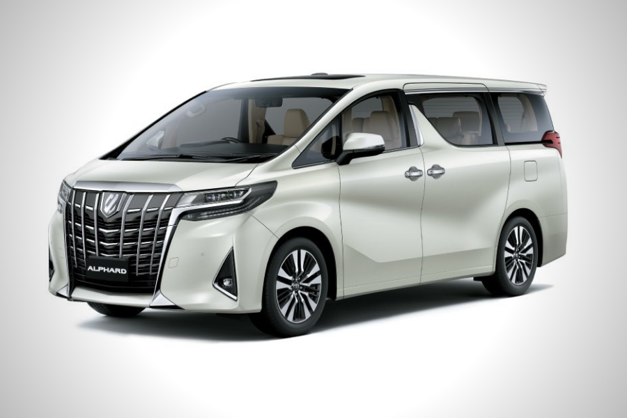 A picture of the Toyota Alphard with a white background.