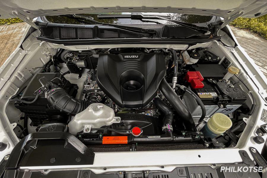 A picture of the mu-X's engine bay containing its 3.0-liter turbodiesel engine