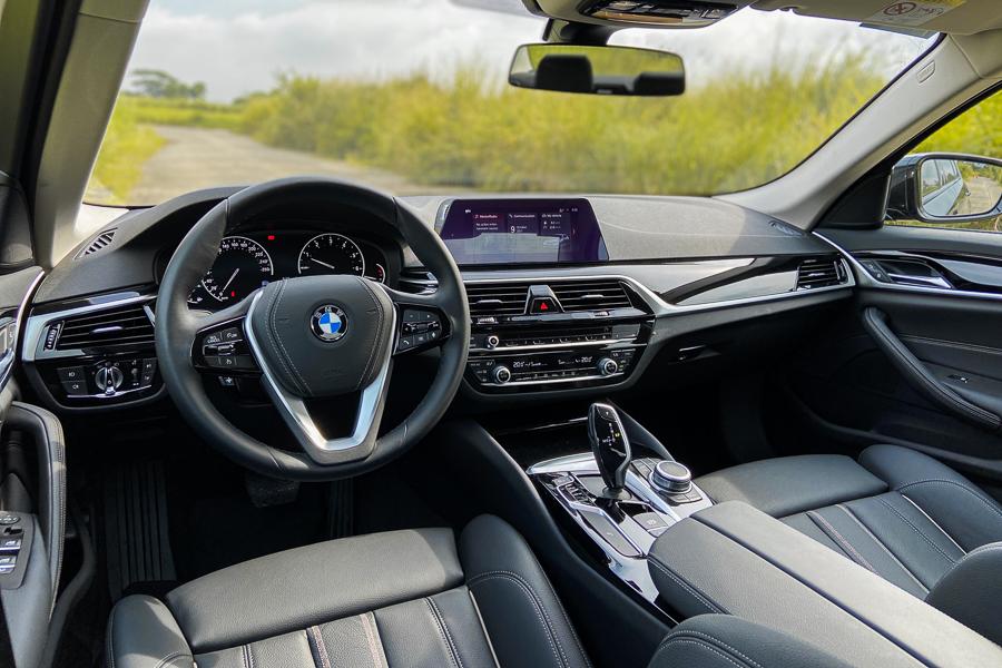 2021 BMW 520i Sport interior shot