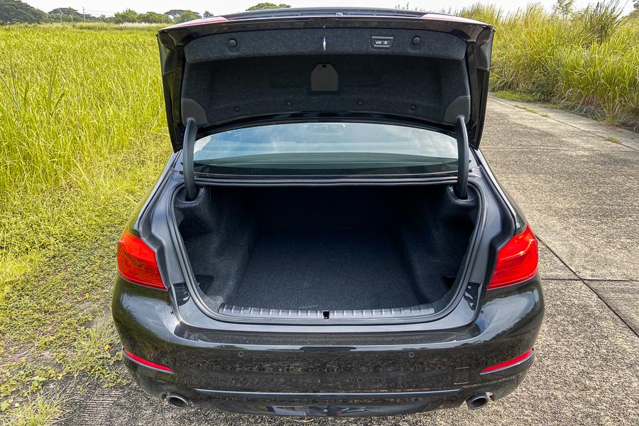 2021 BMW 520i Sport trunk space