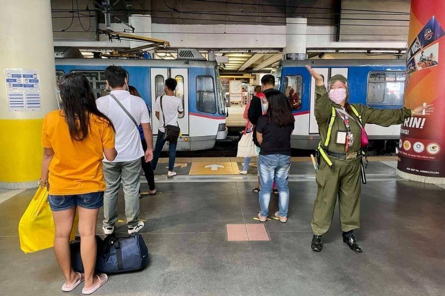 DOTr to conduct random COVID-19 antigen testing on MRT, LRT passengers 