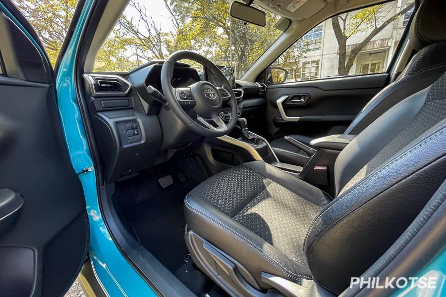 A picture of the the Toyota Raize's front cabin.