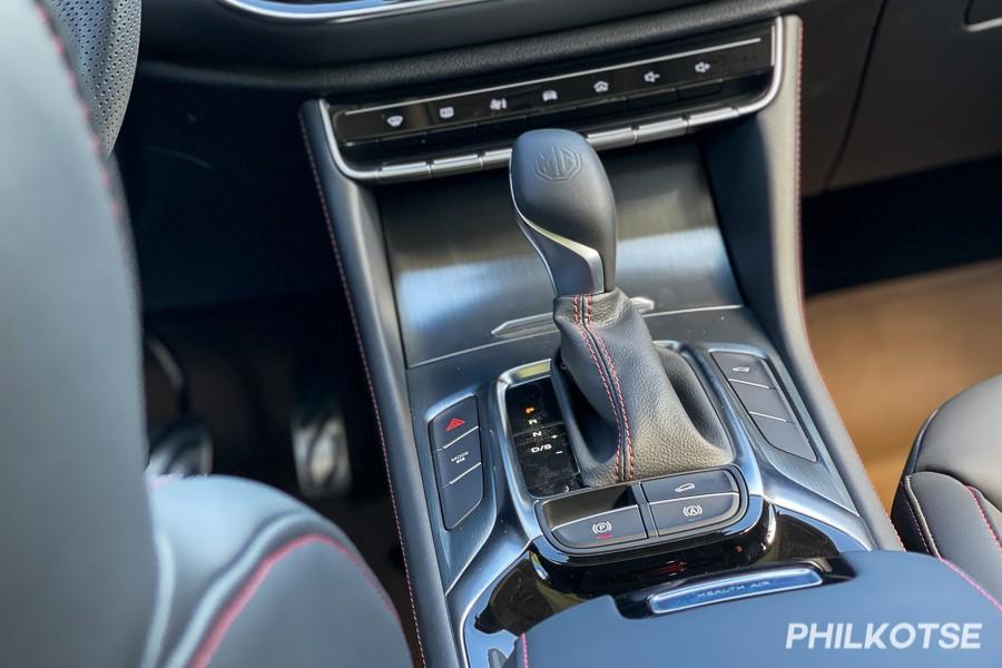 A picture of the MG HS's shifter and center console