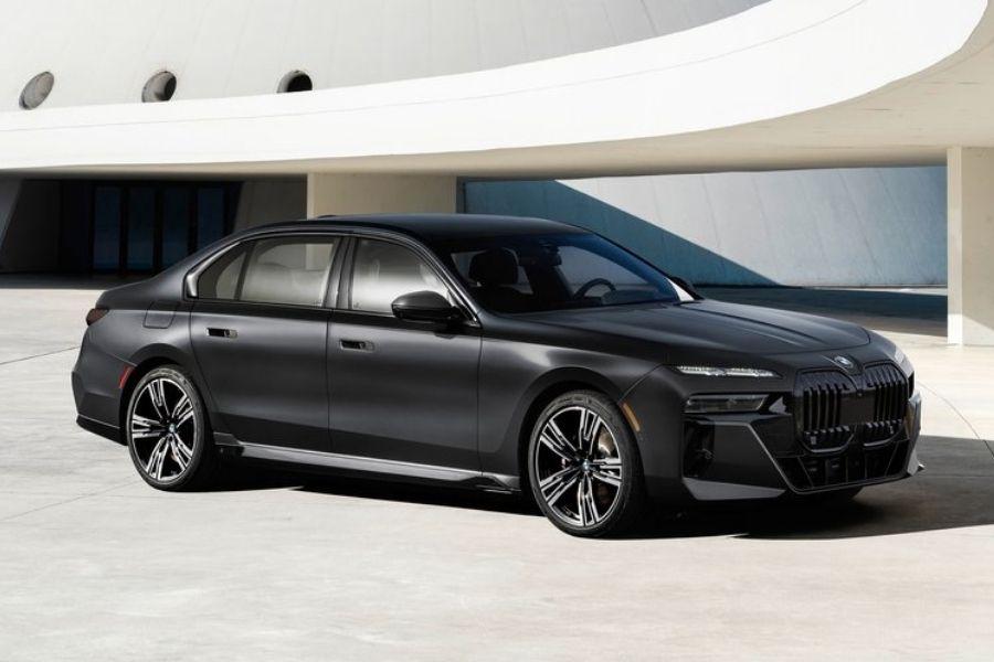 Next-gen BMW 7 Series debuts with electric i7 counterpart 