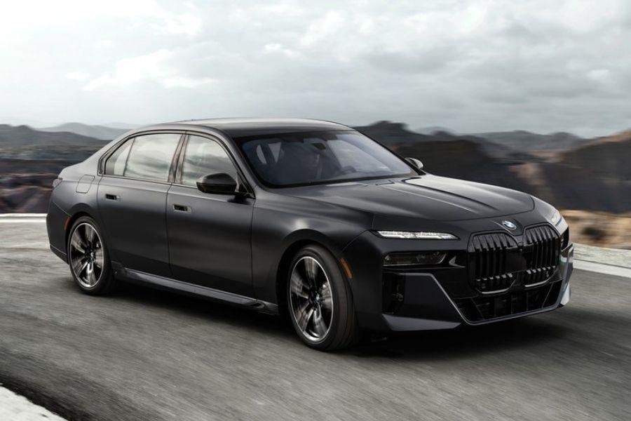 Nextgen BMW 7 Series debuts with electric i7 counterpart