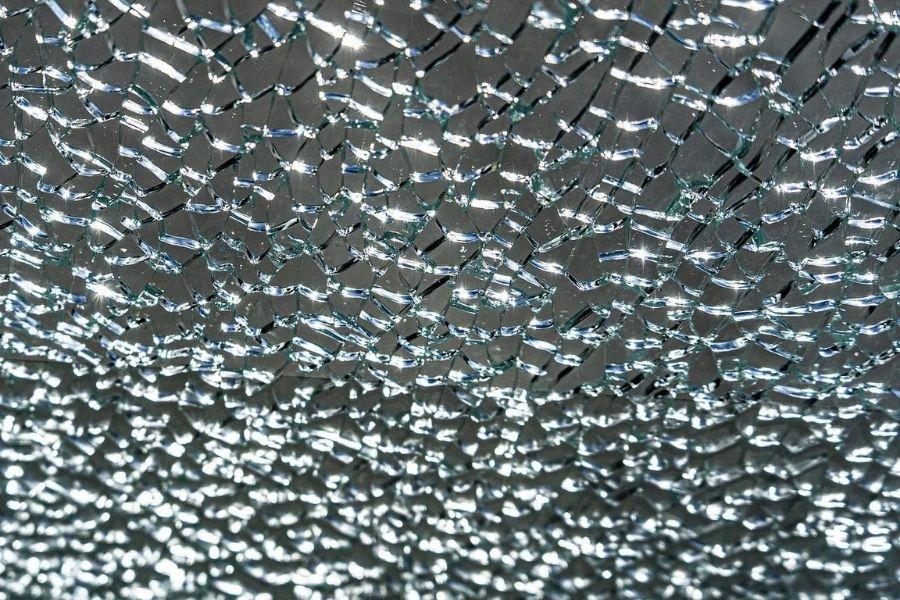 ‘Can a car window’s glass shatter without being hit?’ [Newbie Guide]