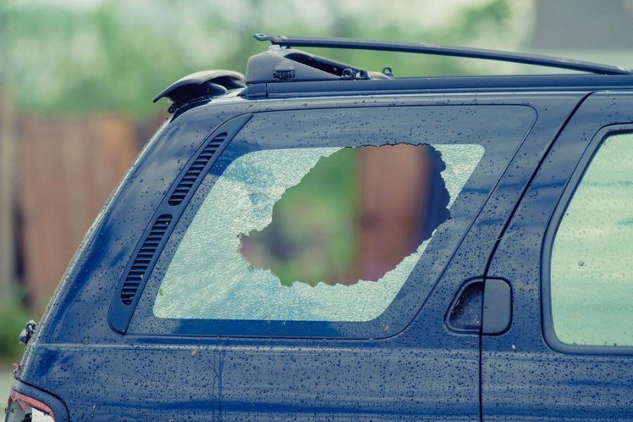 ‘Can a car window’s glass shatter without being hit?’ [Newbie Guide]