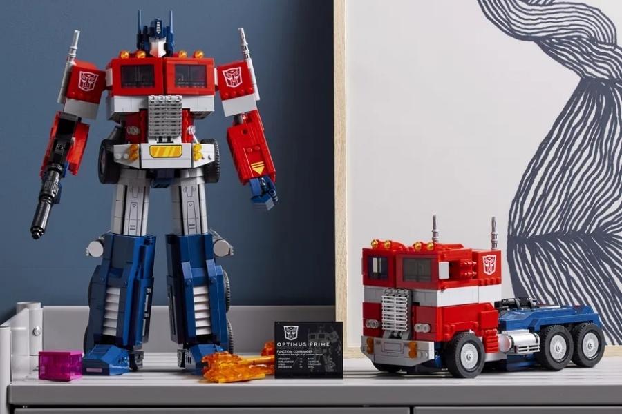 This Lego Optimus Prime transforms without needing to be rebuilt