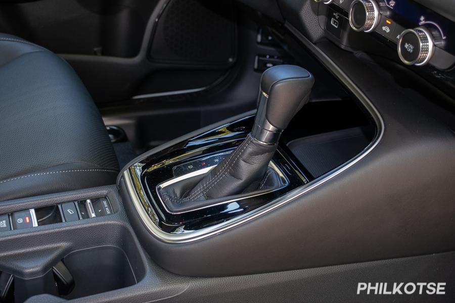 A picture of the HR-V V Turbo's gear shift lever