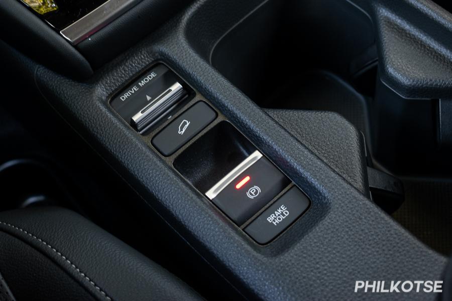 A picture of the HR-V V Turbo's center console controls.