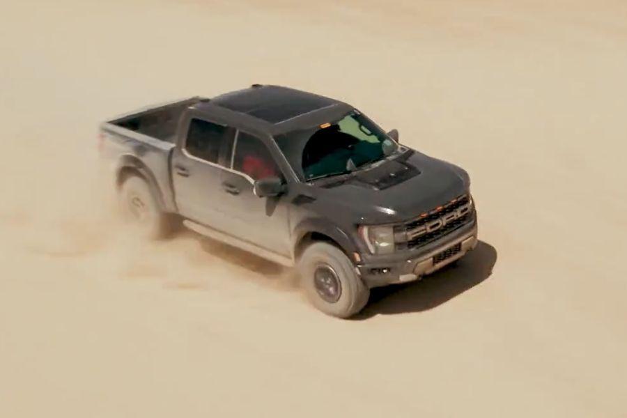 Ford F-150 Raptor R’s V8 engine roars through the desert 
