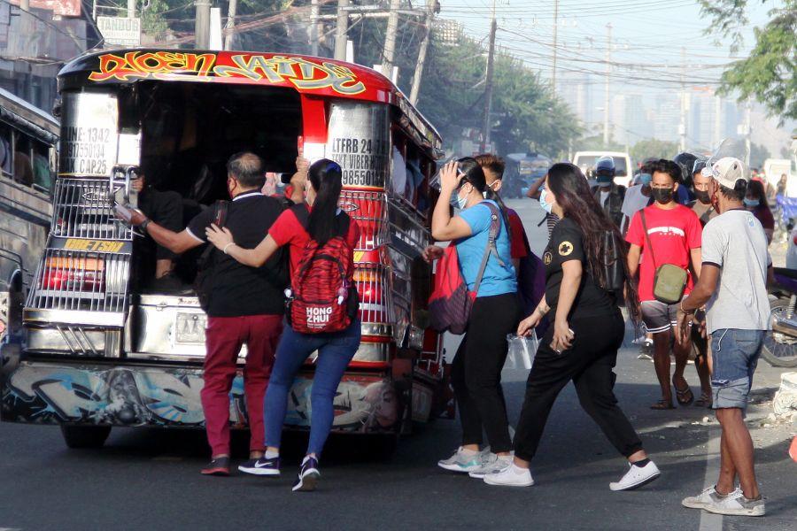 Low probability of virus transmission in public transpo, DOTr chief says