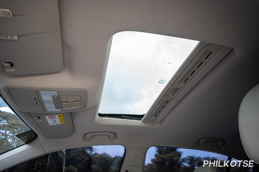 A picture of the MG 5's sunroof.