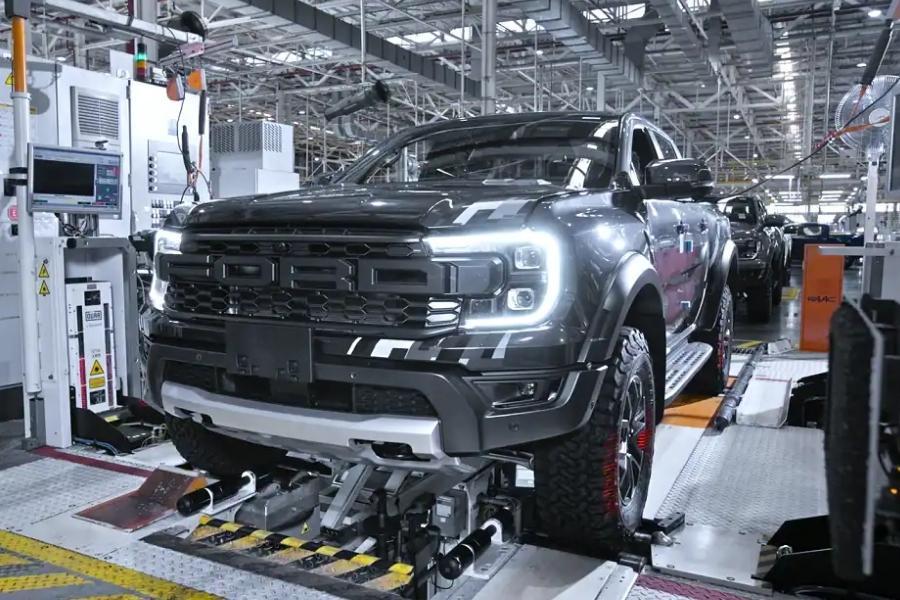 Watch how the next-gen Ranger Raptor is built at Ford Thailand plant
