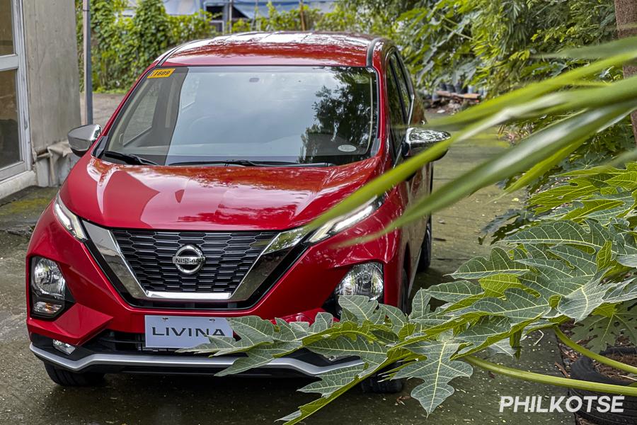 A picture of a Nissan Livina near a structure