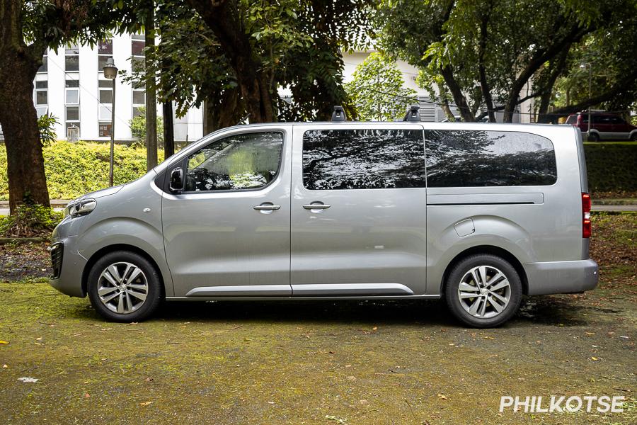 A picture of the side of the Peugeot Traveller