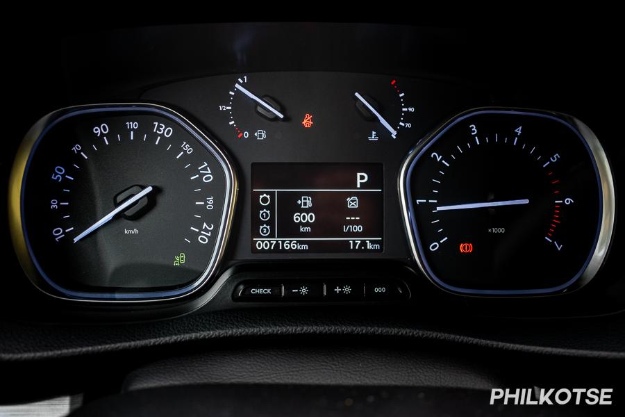 A picture of the Peugeot Traveller's analog gauge cluster