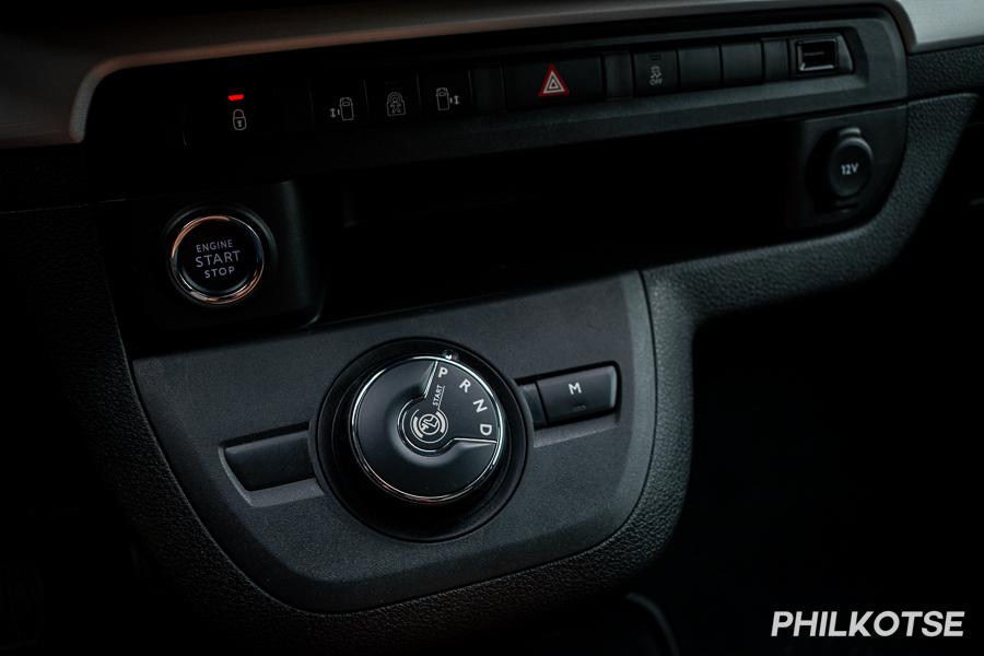 A picture of the Peugeot Traveller's shifter