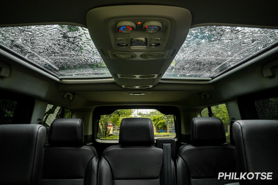 A picture of the rear AC controlls and it's moonroof