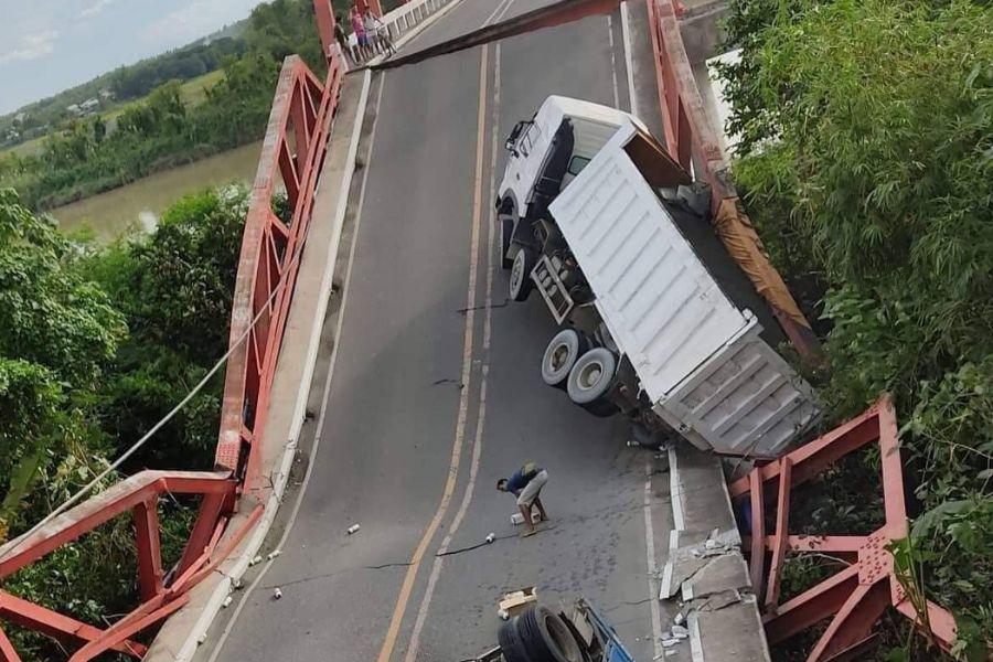 Bridge mysteriously collapses in Pangasinan with two trucks in tow