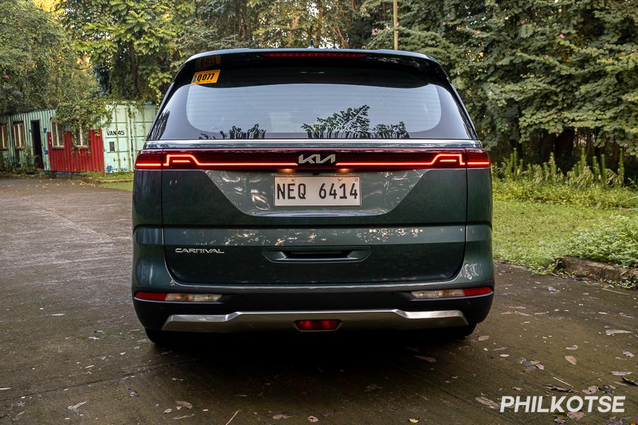 A picture of the rear of the Kia Carnival