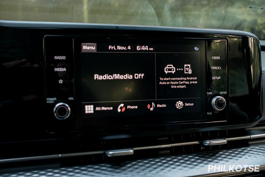A picture of the Kia Carnival's headunit