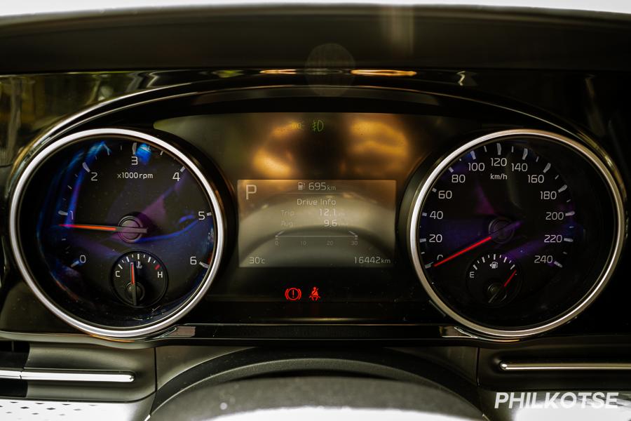 A picture of the Kia Carnival's analog gauge cluster