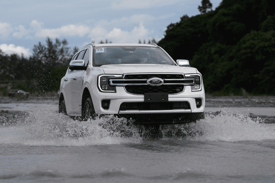 2023 Ford Everest off-road driving